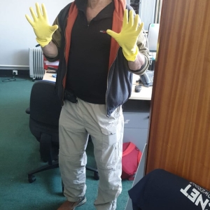 Muppett yellow gloves